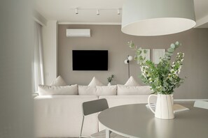 Deluxe-Apartment | Wohnbereich | Fernseher
