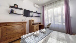 1 Schlafzimmer, Schreibtisch, Bügeleisen/Bügelbrett