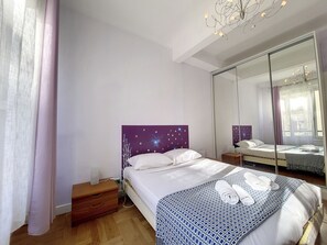 1 habitación y tabla de planchar con plancha