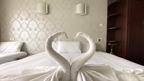 Deluxe Triple Room | Desk, laptop workspace, iron/ironing board (on request), WiFi (free) - Lane Head Hotel (Brighouse)
