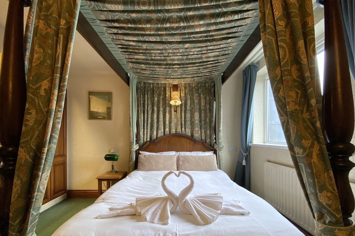 Deluxe Double Room | Desk, laptop workspace, iron/ironing board, free WiFi