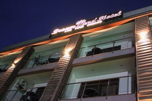 ด้านหน้าที่พัก - ตอนเย็น/กลางคืน