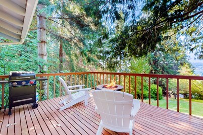 Sound view retreat with trails, beach access, firepit, grill, scenic deck, & W/D