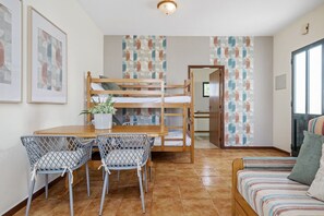 1 habitación, tabla de planchar con plancha, wifi gratis y ropa de cama
