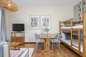 Een strijkplank/strijkijzer, gratis wifi, beddengoed