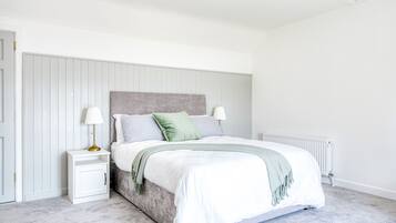 4 bedrooms, desk, iron/ironing board, WiFi