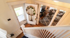 Smart TV, chimenea, reproductor de DVD y libros 