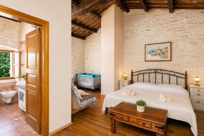 4 chambres, fer et planche à repasser, Wi-Fi, literie fournie