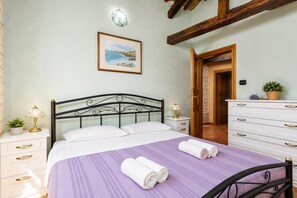 4 bedrooms, iron/ironing board, WiFi, bed sheets