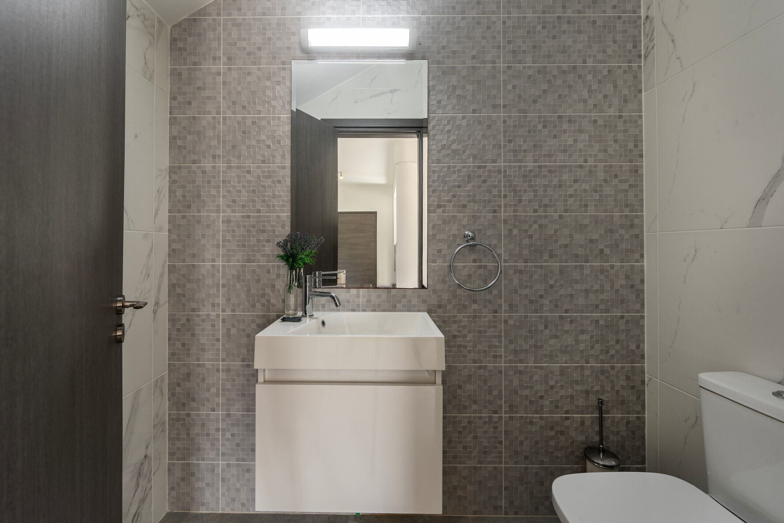 Douche, sèche-cheveux, serviettes fournies