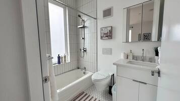 Douche, serviettes fournies, shampoing, papier toilette