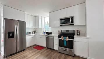 Een koelkast, een magnetron, een oven, een kookplaat