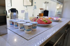 Petit déjeuner continental (8 EUR par personne)