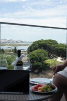 华丽客房 | 迷你吧、客房内保险箱、办公桌、遮光窗帘