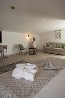 Royal Room | Minibar, in-room safe, desk, blackout drapes