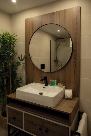 Douche, douche à « effet pluie », sèche-cheveux, peignoirs