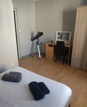 3 Schlafzimmer, Schreibtisch, Bügeleisen/Bügelbrett, Reisekinderbett