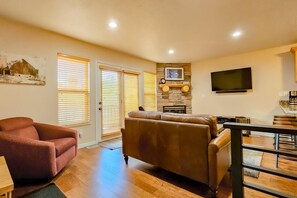 Smart TV, fireplace, table football, ping pong - Rustic Ridge MH304 | Near Powder Mtn | Hot Tub (Eden)