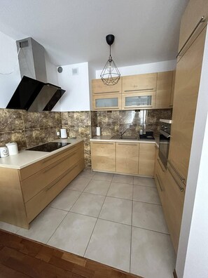 Standard-Apartment, 1 Schlafzimmer | Eigene Kochnische | Großer Kühlschrank, Ofen, Herdplatte, Geschirrspüler