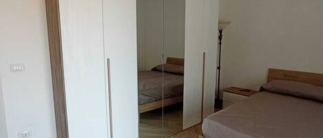 2 Schlafzimmer, Bügeleisen/Bügelbrett, Bettwäsche