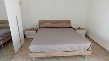 2 dormitorios, tabla de planchar con plancha, ropa de cama