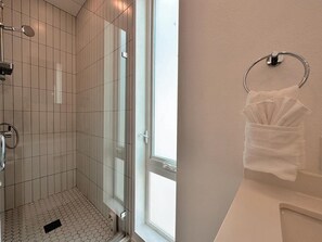 Bruser, håndklæder, Shampoo, Toiletpapir