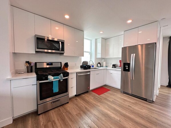 Private kitchen | Fridge, microwave, oven, stovetop