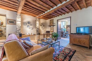 别墅 | 起居区 | 32-英寸纯平电视（配备卫星频道）、电视、壁炉