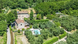 A stone house with a swimming pool surrounded by dense greenery. - Fienile di Fabio by Geco Vacation Rentals (Vaiano)