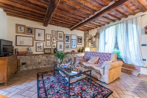 别墅 | 起居区 | 32-英寸纯平电视（配备卫星频道）、电视、壁炉