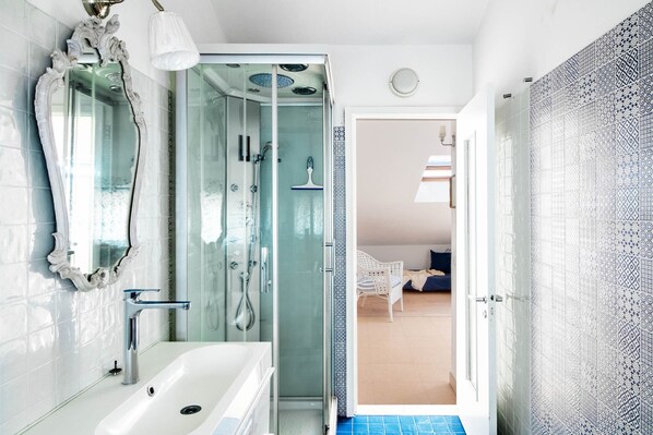 Shower, hair dryer, towels