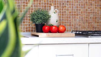 Kühlschrank, Ofen, Herdplatte, Wasserkocher mit Kaffee-/Teezubehör