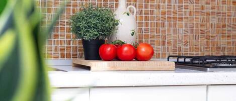 Réfrigérateur, four, plaque de cuisson, cafetière/bouilloire