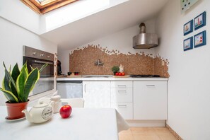 Frigorifero, forno, macchina per tè/caffè, pentole/stoviglie/utensili