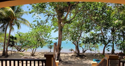 Beachfront Beachside Breeze Beach House, 2 Bed & 2 Bath, 360 View Roof Deck