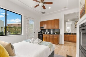 6 quartos, escrivaninha, ferros/tábuas de passar roupa, berço de viagem