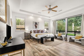 6 Schlafzimmer, Schreibtisch, Bügeleisen/Bügelbrett, Reisekinderbett