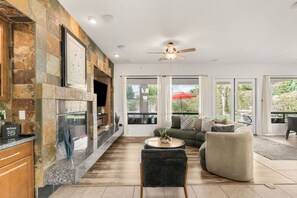 TV, peis, bordtennis og smarthøyttalere