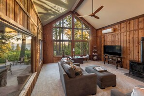 Smart TV, fireplace - Bear Den at Henry Creek Orchard (Bigfork)