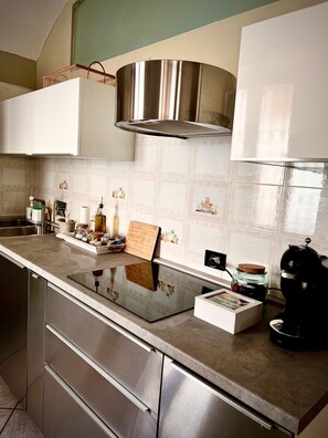 Réfrigérateur, four, plaque de cuisson, lave-vaisselle