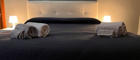 1 slaapkamer, geluiddichte muren, een strijkplank/strijkijzer