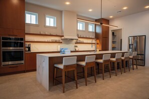 Frigorífic, microones, forn i placa de cuina 