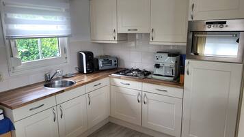 Een koelkast, een magnetron, een oven, een kookplaat