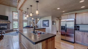 Luxury Chalet, 3 Bedrooms, Mountain View | Private kitchen | Full-size fridge, microwave, oven, stovetop