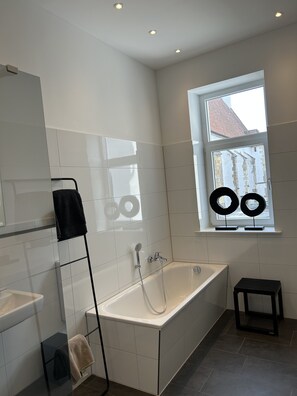 Douche, séchoir à cheveux, serviettes fournies, savon