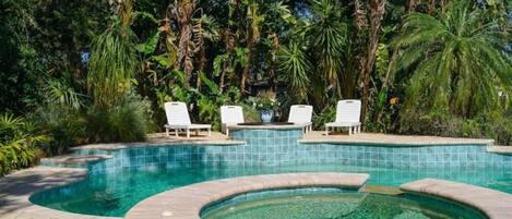 حمّام سباحة خارجي، حمّام سباحة مُدفَّأ