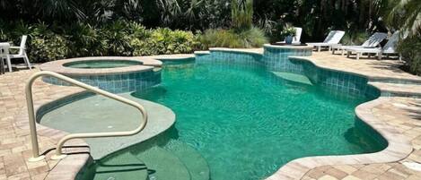 حمّام سباحة خارجي، حمّام سباحة مُدفَّأ