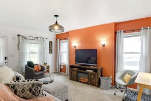 Living area - Cozy bungalow in Delano - minutes from downtown and the river (Wichita)