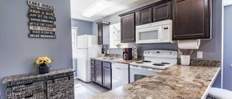 Réfrigérateur, un four, lave-vaisselle