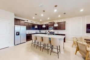 冷蔵庫、電子レンジ、オーブン、コンロ